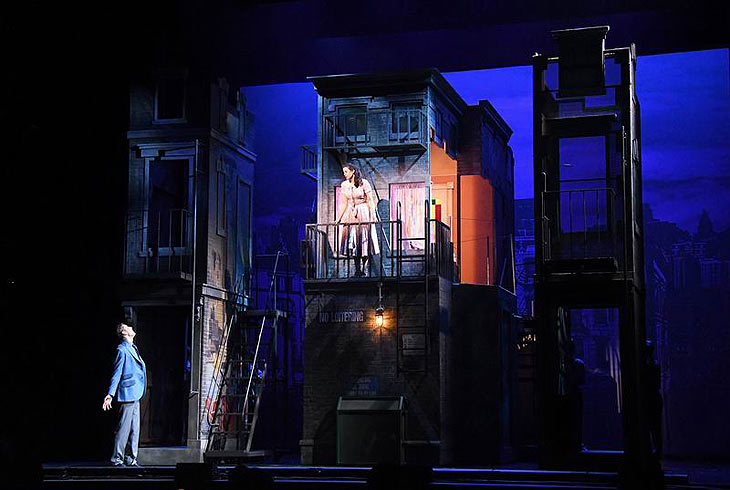 Jadon Webster als „Tony“ , Melanie Sierra als „Maria“ @ West Side Story Neuinszenierung in München am 16.12.2022 (©Foto: Ingrid Grossmann)